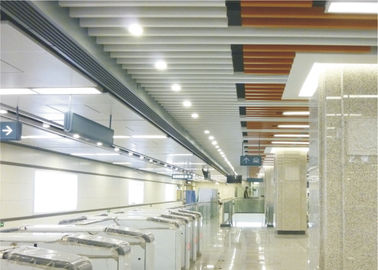 Curling J Shaped Plug-in Pływające liniowe płytki sufitowe Niestandardowe aluminiowe podwieszane metalowe taśmy sufitowe